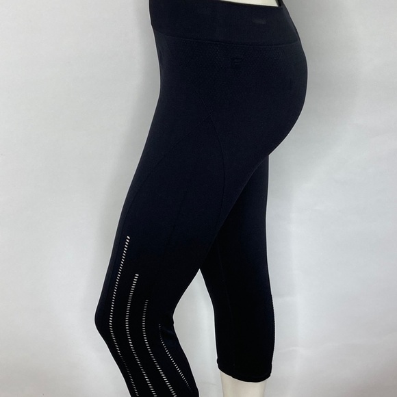 Fabletics Cropped Leggings with eyelets - Picture 2 of 7